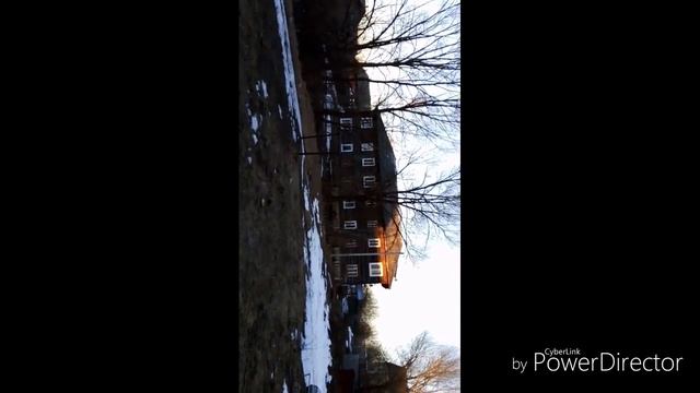Играем на улице в жмурки.