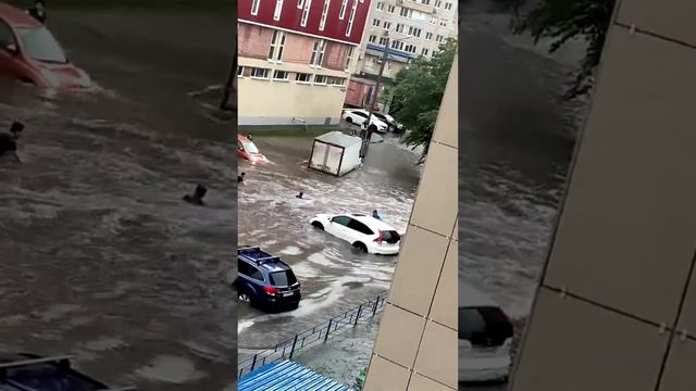 Джип таранит воду в Омске