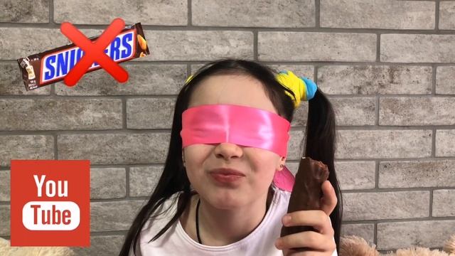 Переела сладостей/Даша пробует и угадывает конфеты с закритими глазами