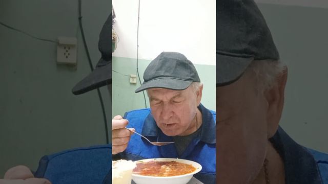 Приятного всем аппетита, на вечер ем борщ с салом и тёмным хлебом.