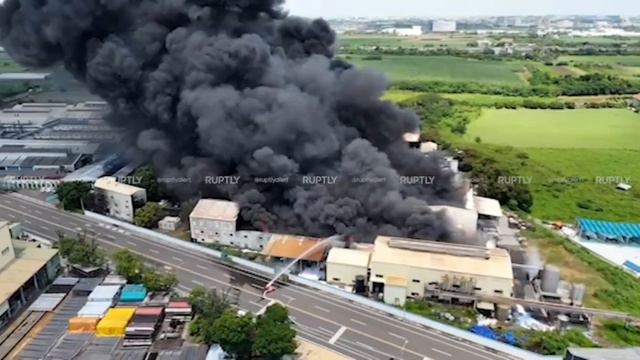 Китай.79 спасателей и 39 пожарных машин: взрыв произошел на фабрике по производству смолы