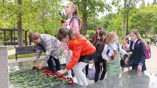 Возложение цветов к памятнику женщинам-фронтовикам.