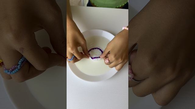 Как разукрасить молоко?