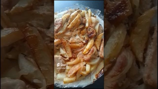 В рукаве. 😌  Картошка с мясом! 😋 Сочно! Аппетитно! 🤪.mp4