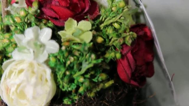 Цветочная композиция - Цветы красно-белые кашпо