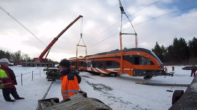 Подъём Штадлера после крушения 2 / Lifting of Stadler train after an accident 2