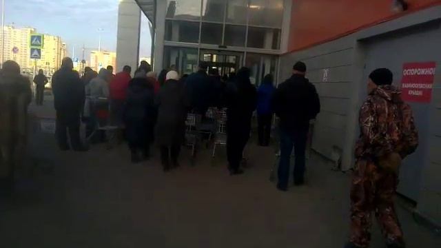 8:00-Открытие Магазина-Куча Народу, Люди Спешат За Покупками(12.03.2016)