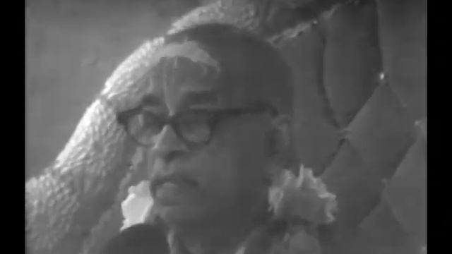 Prabhupada 0922 Мы призываем всех пожалуйста воспевайте, воспевайте, воспевайте