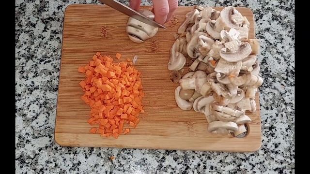 Вкусный постный суп с грибами. Diet soup with mushrooms. Mantarlı lezzetli diyet çorbası. 美味的蘑菇減肥湯.