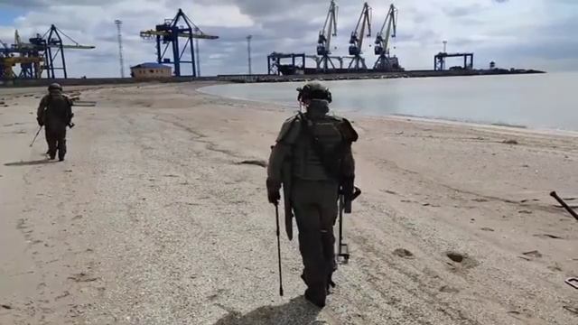 Российские саперы разминируют побережье Мариуполя.mp4