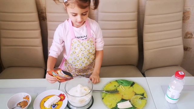 Лиза готовит полезный коктейль для детей