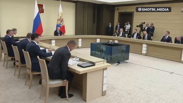 Путин проводит совещание с членами правительства Заявления:
— Начать придется с событий в Курской