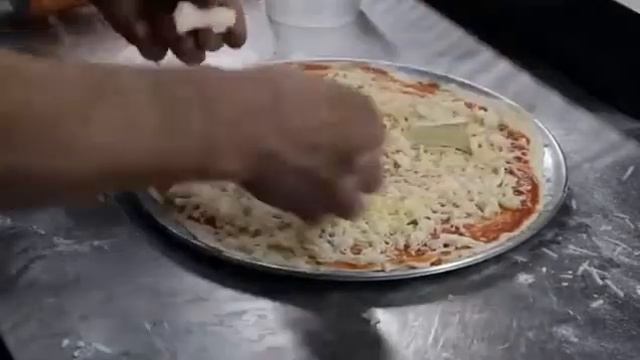 Пицца Четыре сыра из нашей печи.