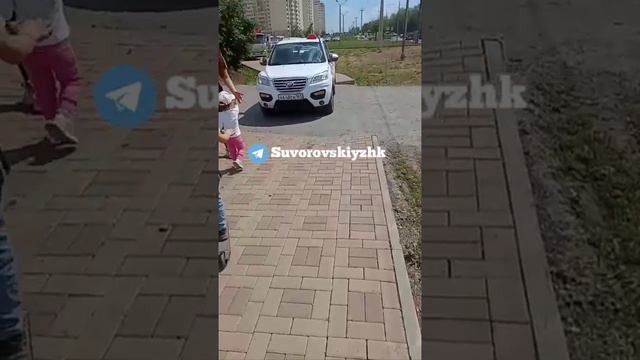 В Суворовском водители настолько охамели, что превратили тротуары - в проезжую часть.