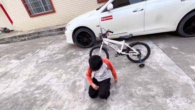小语看哥哥们玩球笑的好开心，小语太可爱了，哥哥们都想抱她