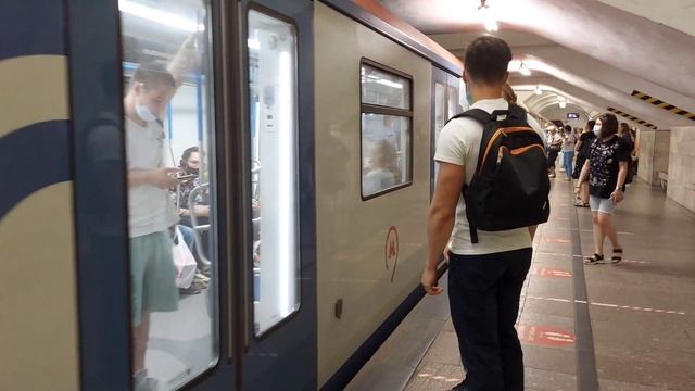Электропоезд Москва-2019 на станции Университет