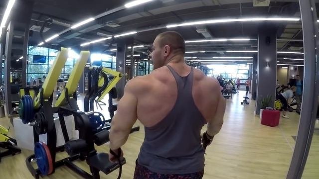 Алексей Лесуков на тренировке спины в клубе Олимп- Велотрек