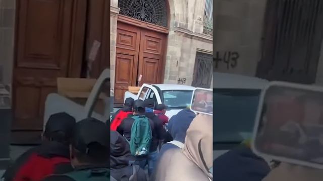 Демонстранты в Мексике угнали машину и выломали двери президентского дворца