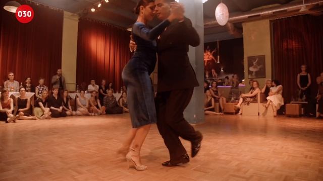 Roxana Suarez and Sebastian Achaval – Oigo tu voz