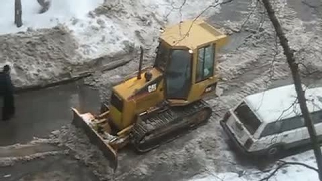 Уборка снега в питерских дворах.