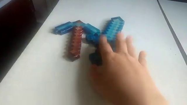 Я сделал алмазную кирку, меч и топор из Майнкрафта.