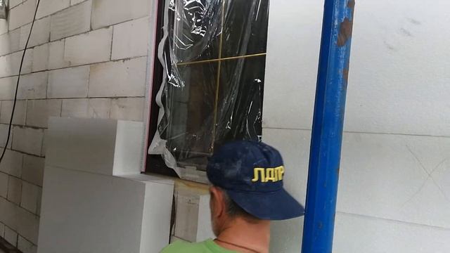 Приклейка пенопласта, второй ряд приклейки утеплителя на фасад дома