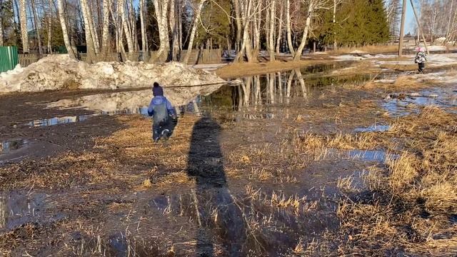 Счастливые дети в деревне. Непромокаемые детские комбинезоны