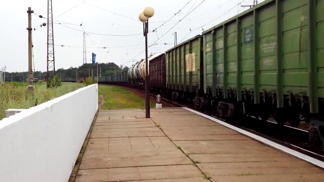 Красивый электровоз ВЛ8м-184 с грузовым поездом и толкач ВЛ8-958 станция Вишневецкое