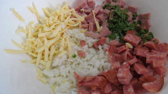 Рисовый салат с колбасами