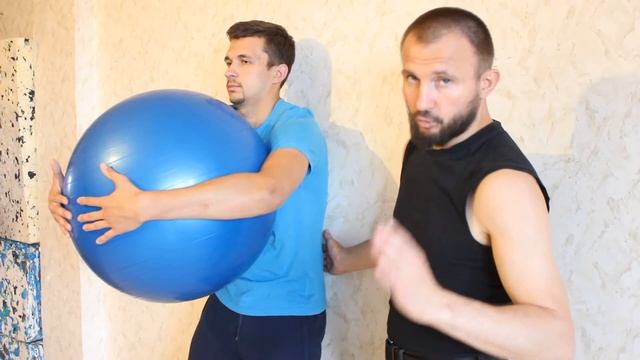 секреты использования стены для формирования осанки