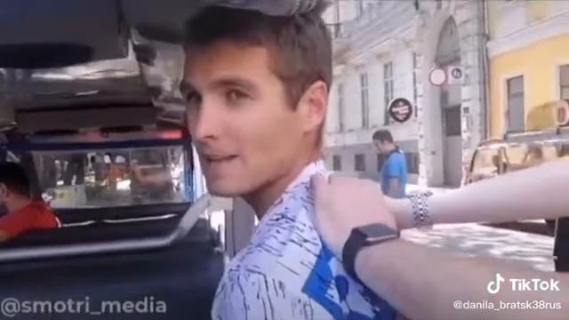 На Украине задержали американского туриста за футболку с триколором.