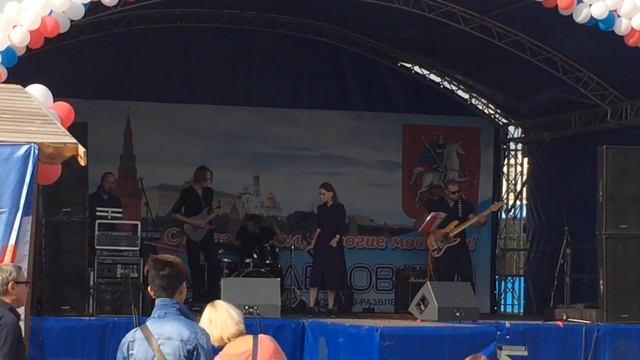 Вокалистка исполняет песню "Dont Speak"