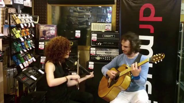 Carbon Fiber Violin - Blanca & Chuchi at Dr. Music (Burgos, Spain)