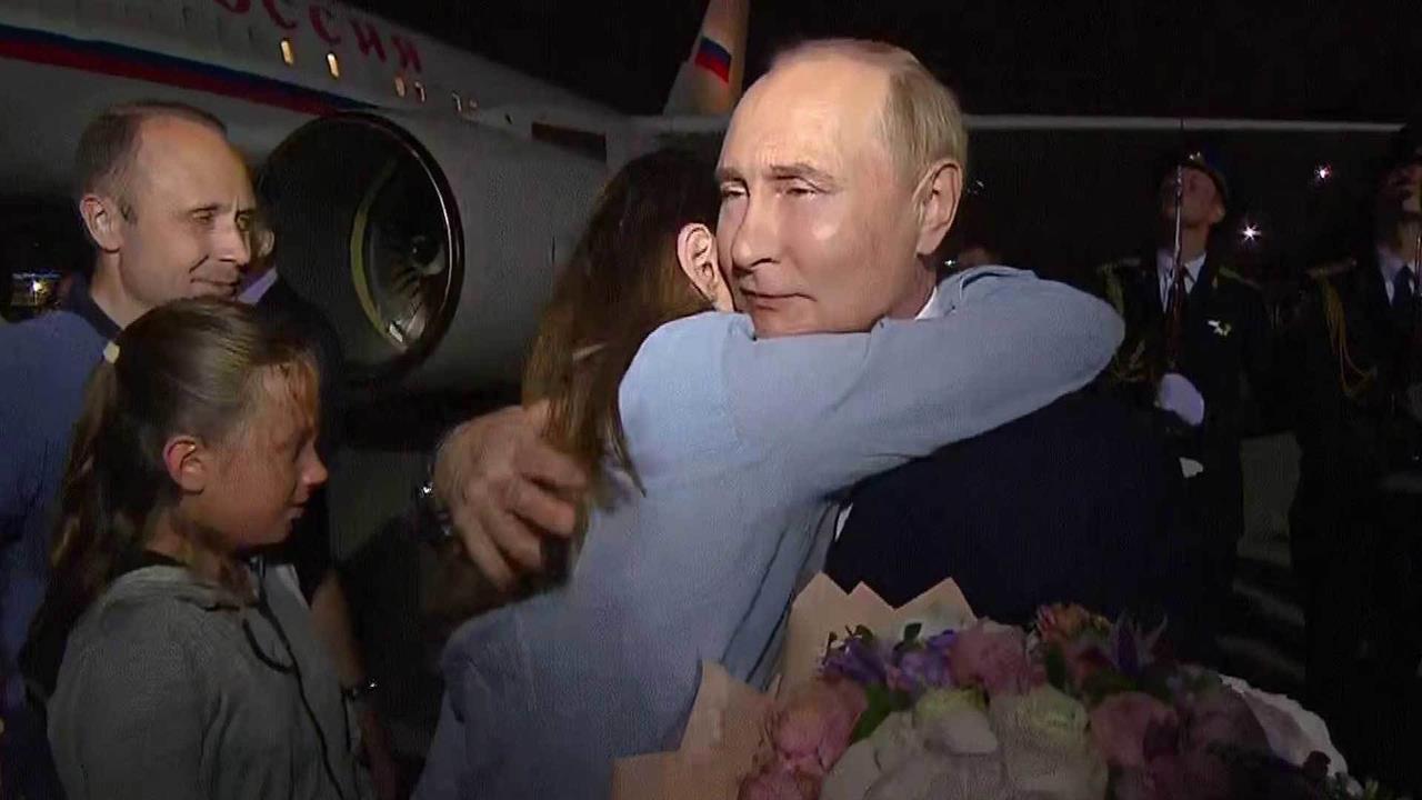 Владимир Путин встретил в аэропорту россиян, которые по обмену возвращены на Родину
