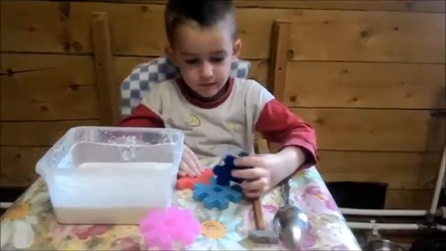 Как сделать твердую жидкость (неньютоновская жидкость) в домашних условиях
