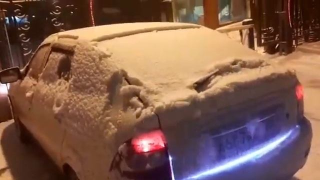 Как очистить машину от снега