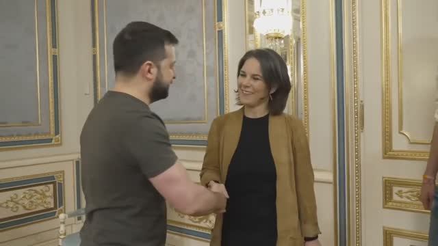 Зеленский, Байден, Бербок , Макс Комикадзе и Красная плесень. Муз. клип. (720p).mp4