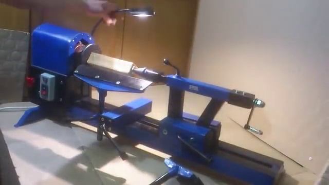Самодельный токарный станок по дереву. Первый запуск.