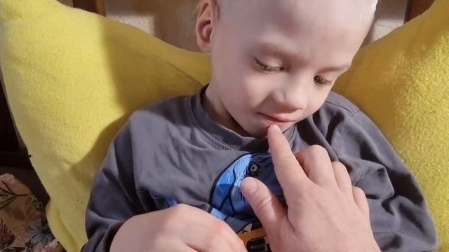 Серёжа учится говорить слово "вата"