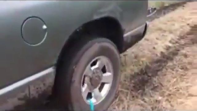 отличный способ выбротся если ваш автомобиль застрял в грязи
