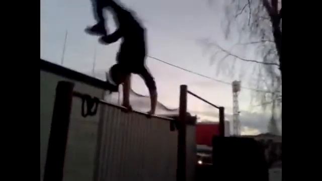 Как не нужно делать сальто с турника  SD