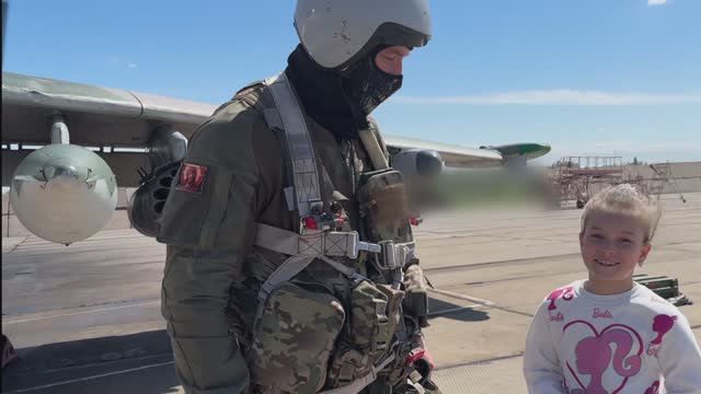 Летчики штурмовой авиации группировки Юг ВКС России пригласили девочку из Макеевки на экскурсию