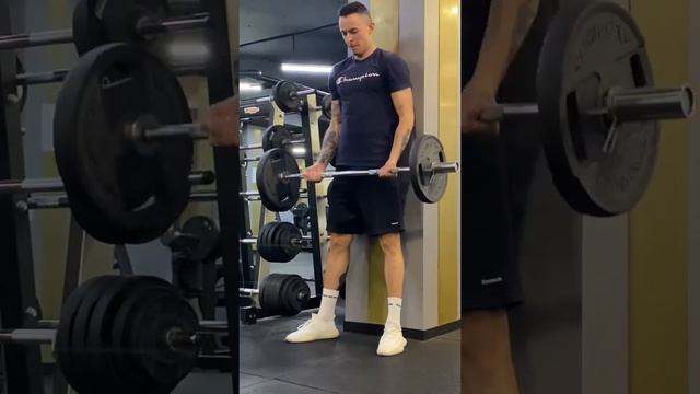 Бицепс 30 кг на 10 повторений #тренировка #штанга #бицепс