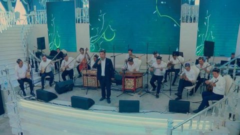 Фуркат Заиров и сборный ансамбль уйгурских музыкантов.