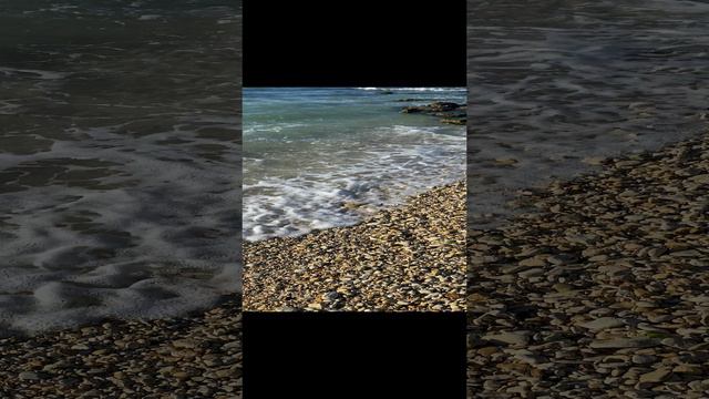Берег Моря с небольшими волнами и морским шумом волн с камушками