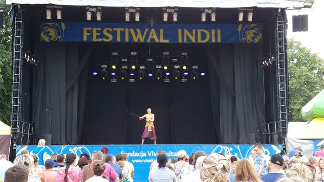 Under rain! amazing performance  with a sword!  Дина Даял потрясающее выступление c мечом!
