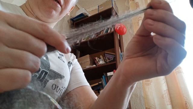 Процесс прядения козьего пуха без нити основы.