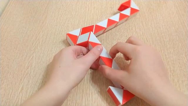 Подставка для телефона из змейки Рубика