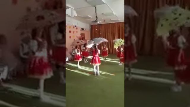Танец с зонтиками