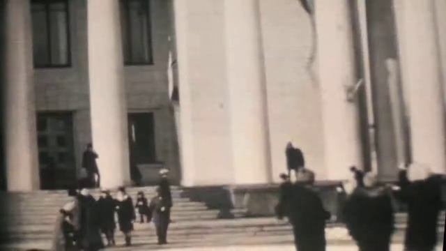 В сквере возле театра оперы и балета. Старые киносъемки 1974-1978 г.г. БЕЗ ЗВУКА Саратов